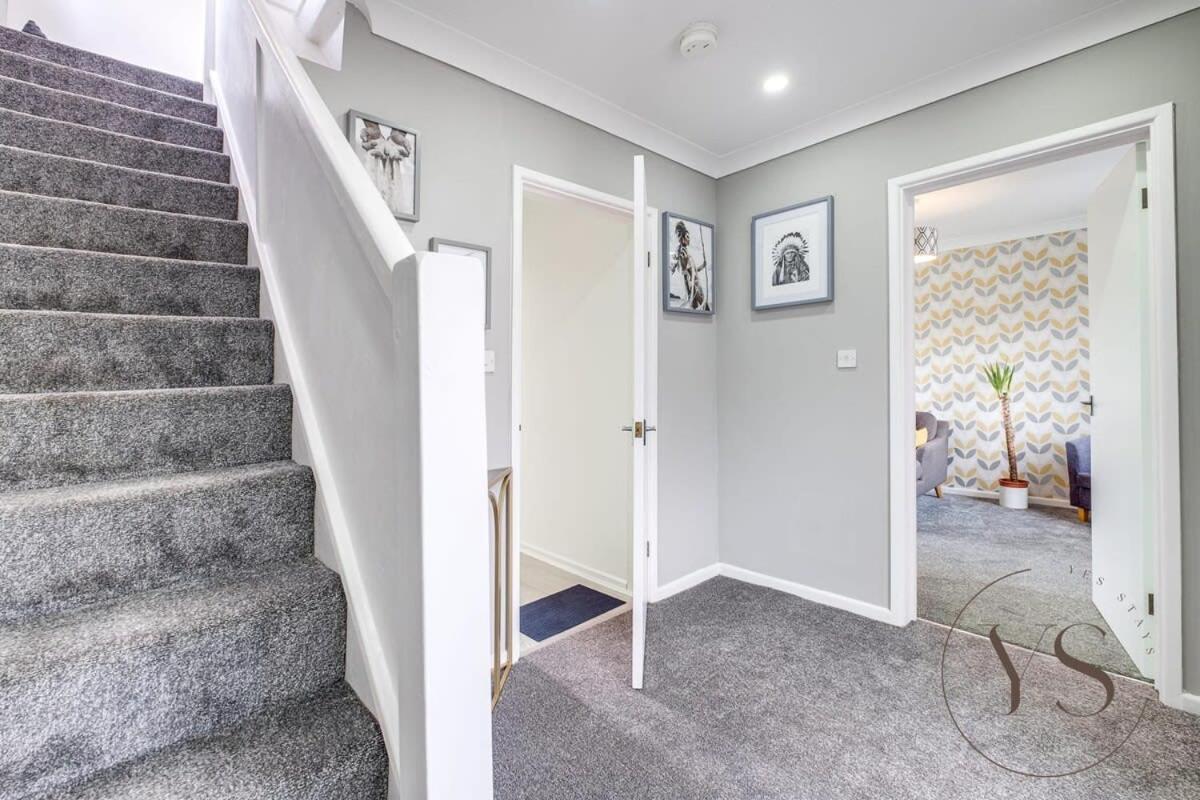 Stylish 3Br Home - Beautiful Garden - Parking West Bromwich Eksteriør billede