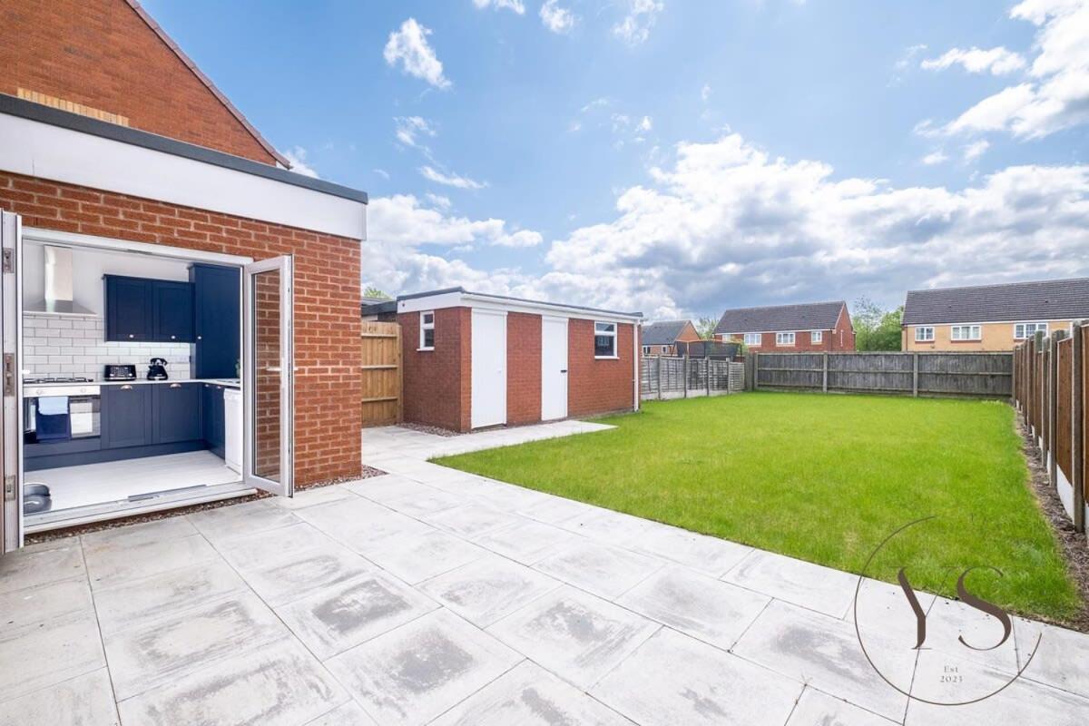 Stylish 3Br Home - Beautiful Garden - Parking West Bromwich Eksteriør billede