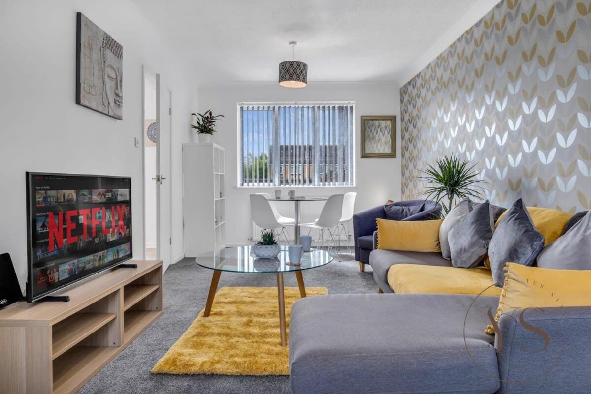 Stylish 3Br Home - Beautiful Garden - Parking West Bromwich Eksteriør billede