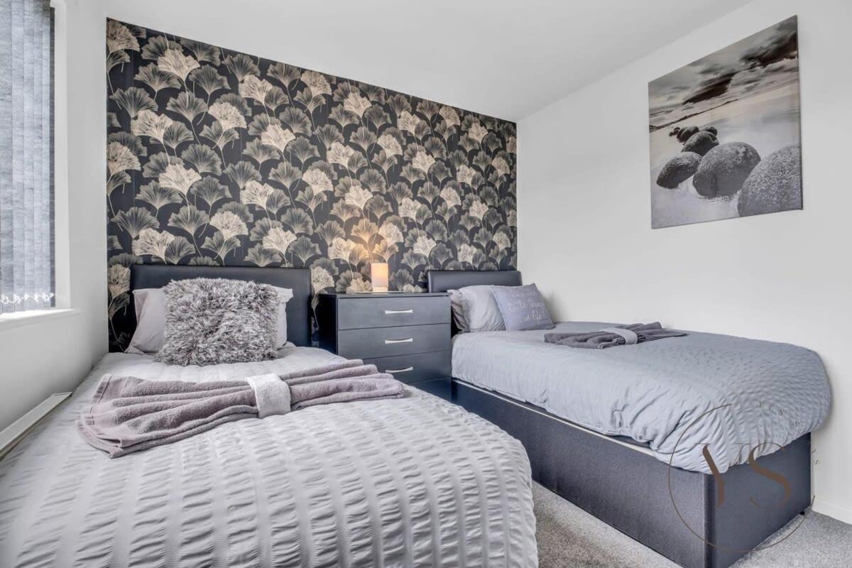 Stylish 3Br Home - Beautiful Garden - Parking West Bromwich Eksteriør billede