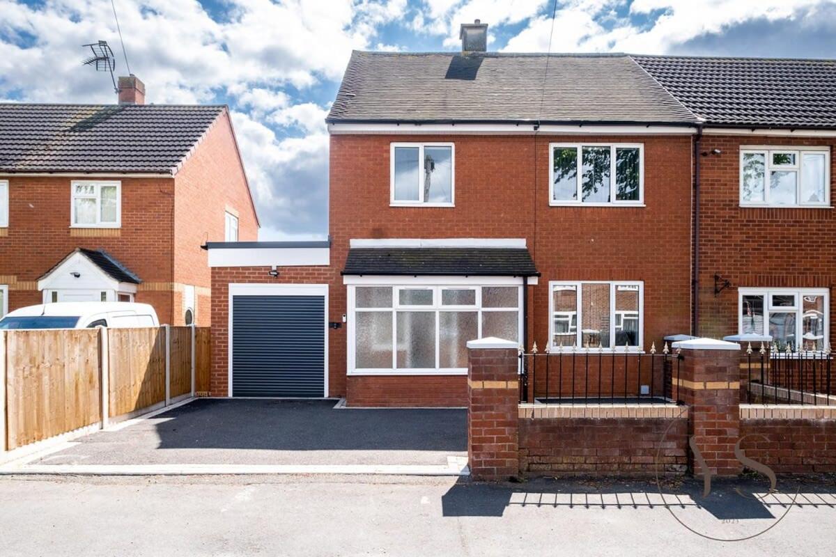 Stylish 3Br Home - Beautiful Garden - Parking West Bromwich Eksteriør billede