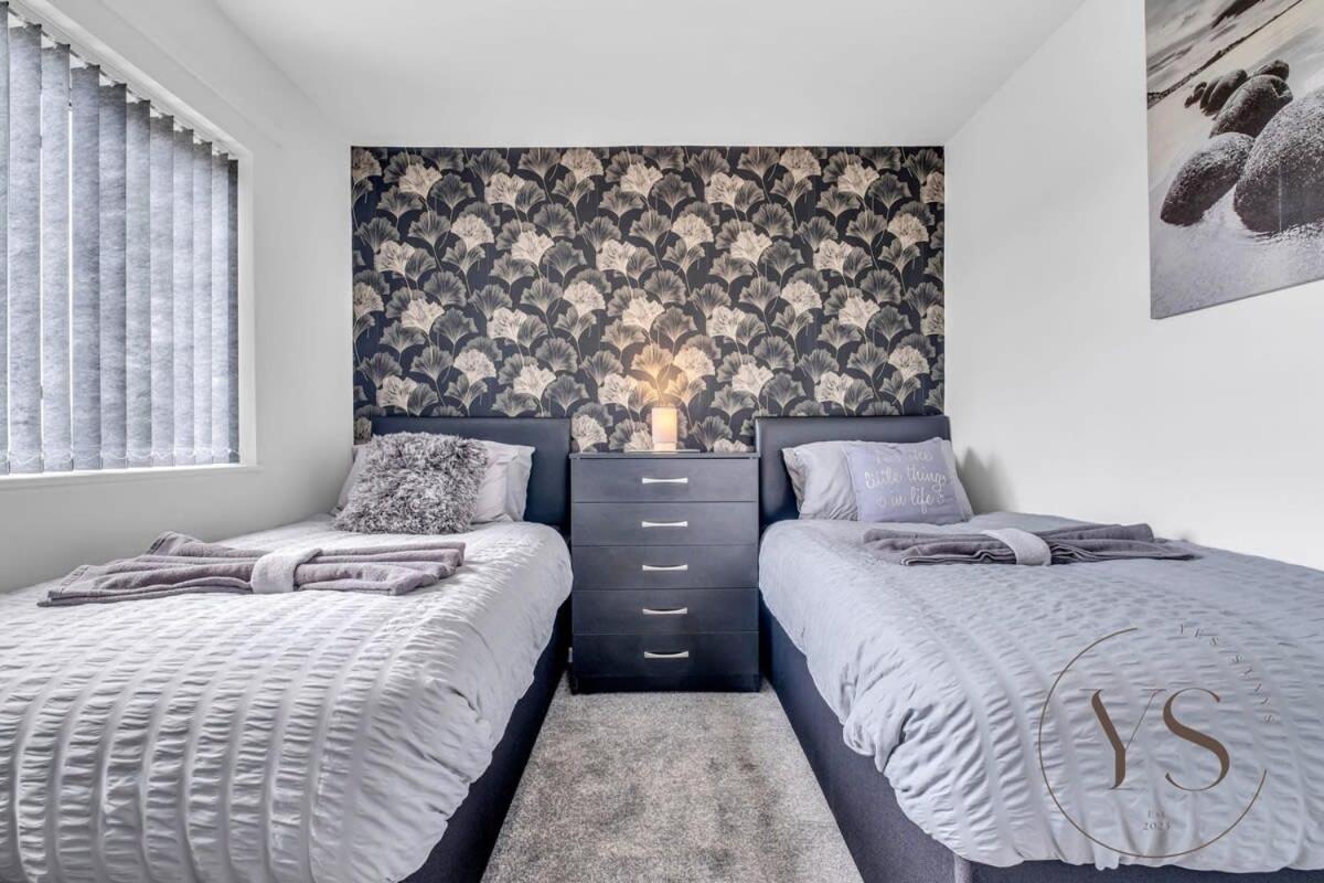 Stylish 3Br Home - Beautiful Garden - Parking West Bromwich Eksteriør billede