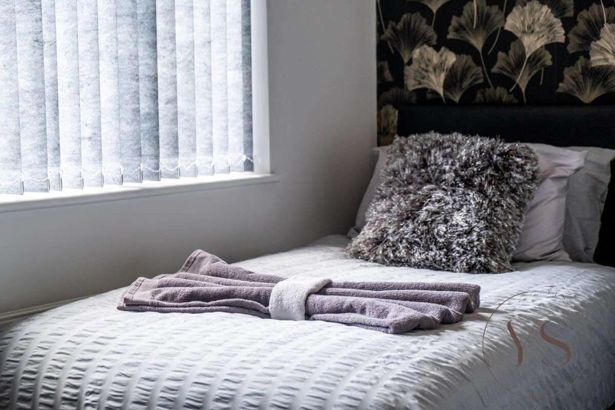 Stylish 3Br Home - Beautiful Garden - Parking West Bromwich Eksteriør billede