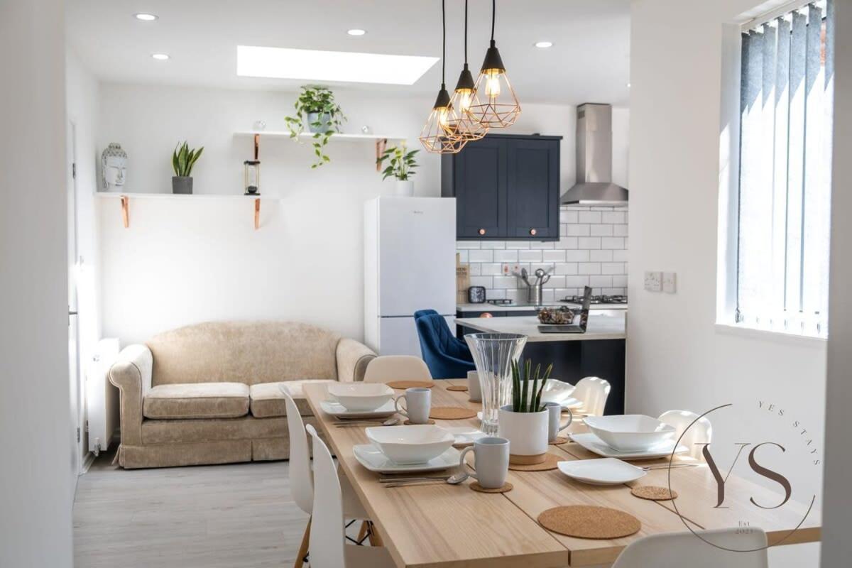 Stylish 3Br Home - Beautiful Garden - Parking West Bromwich Eksteriør billede