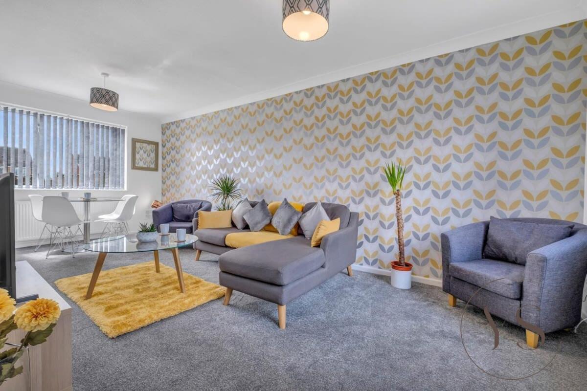 Stylish 3Br Home - Beautiful Garden - Parking West Bromwich Eksteriør billede